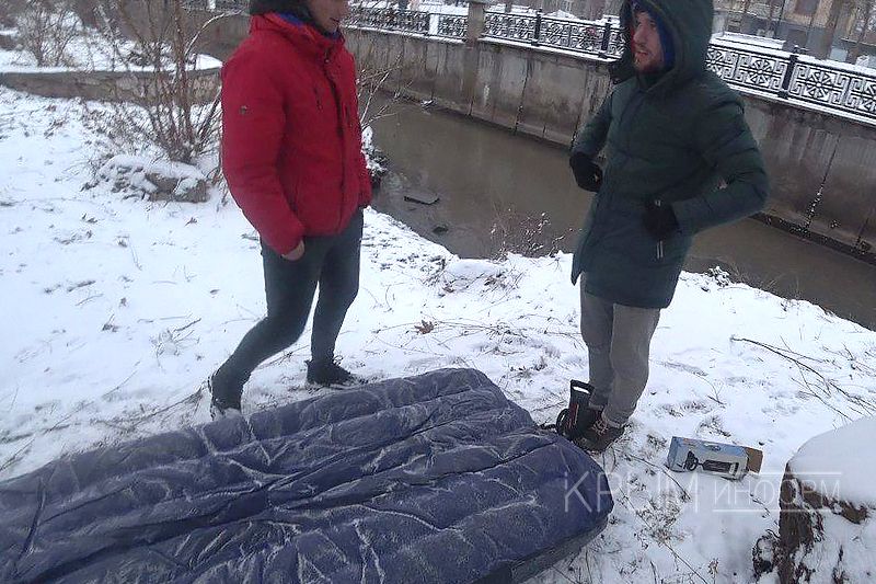 Катание на матрасе по воде